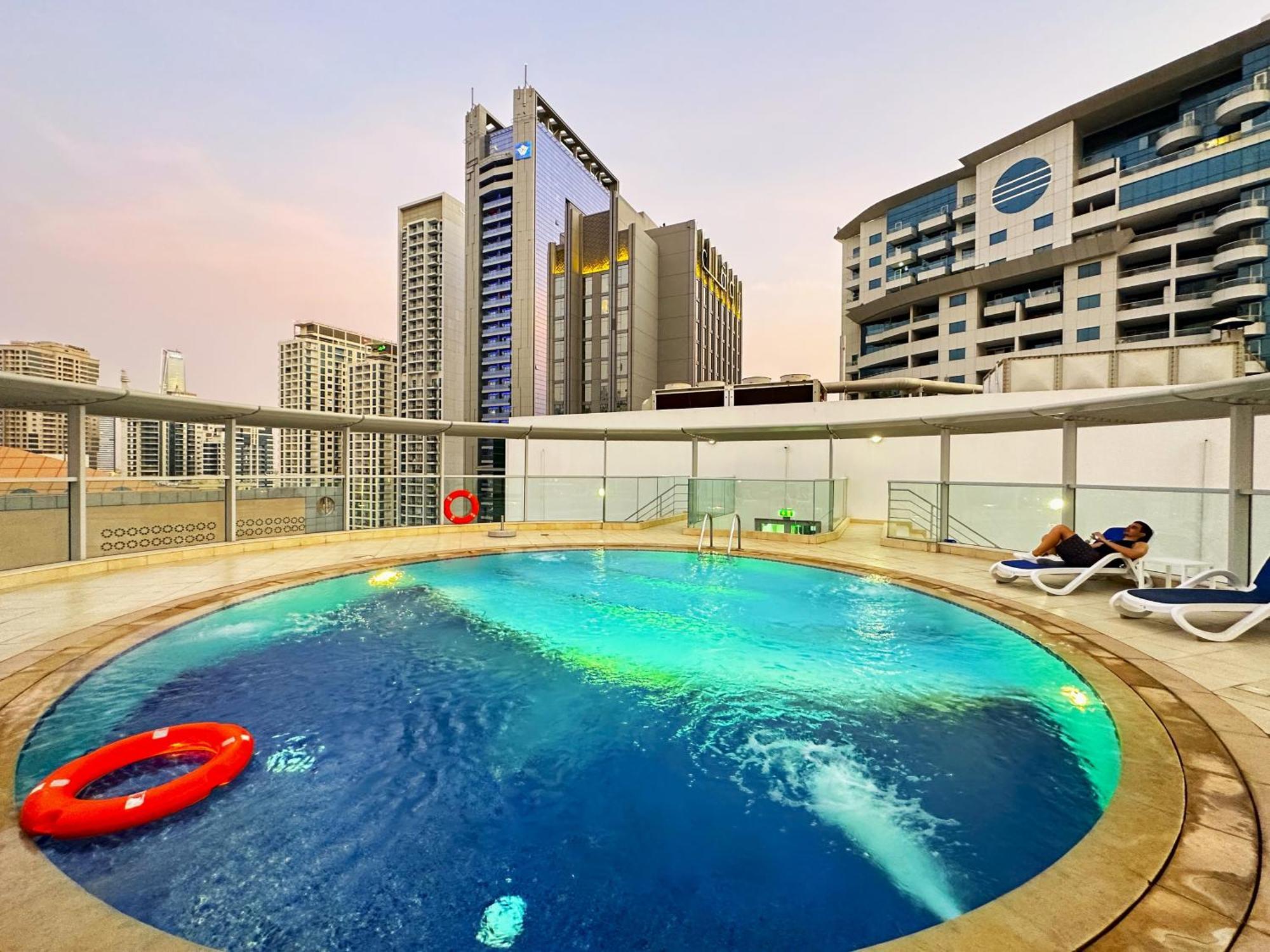 Amazing Roof Pool In 1 Bhk Flat In Marina Apartment