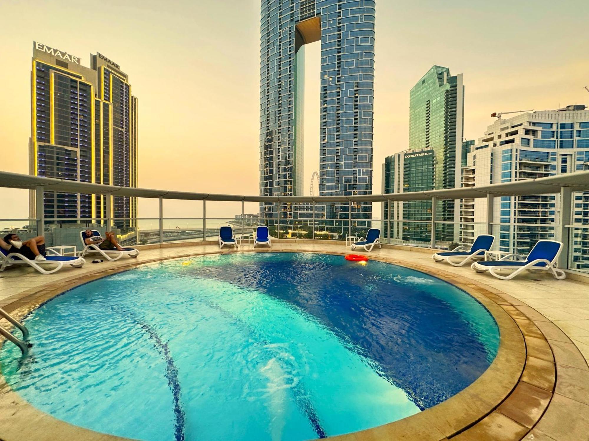 Amazing Roof Pool In 1 Bhk Flat In Marina Apartment *