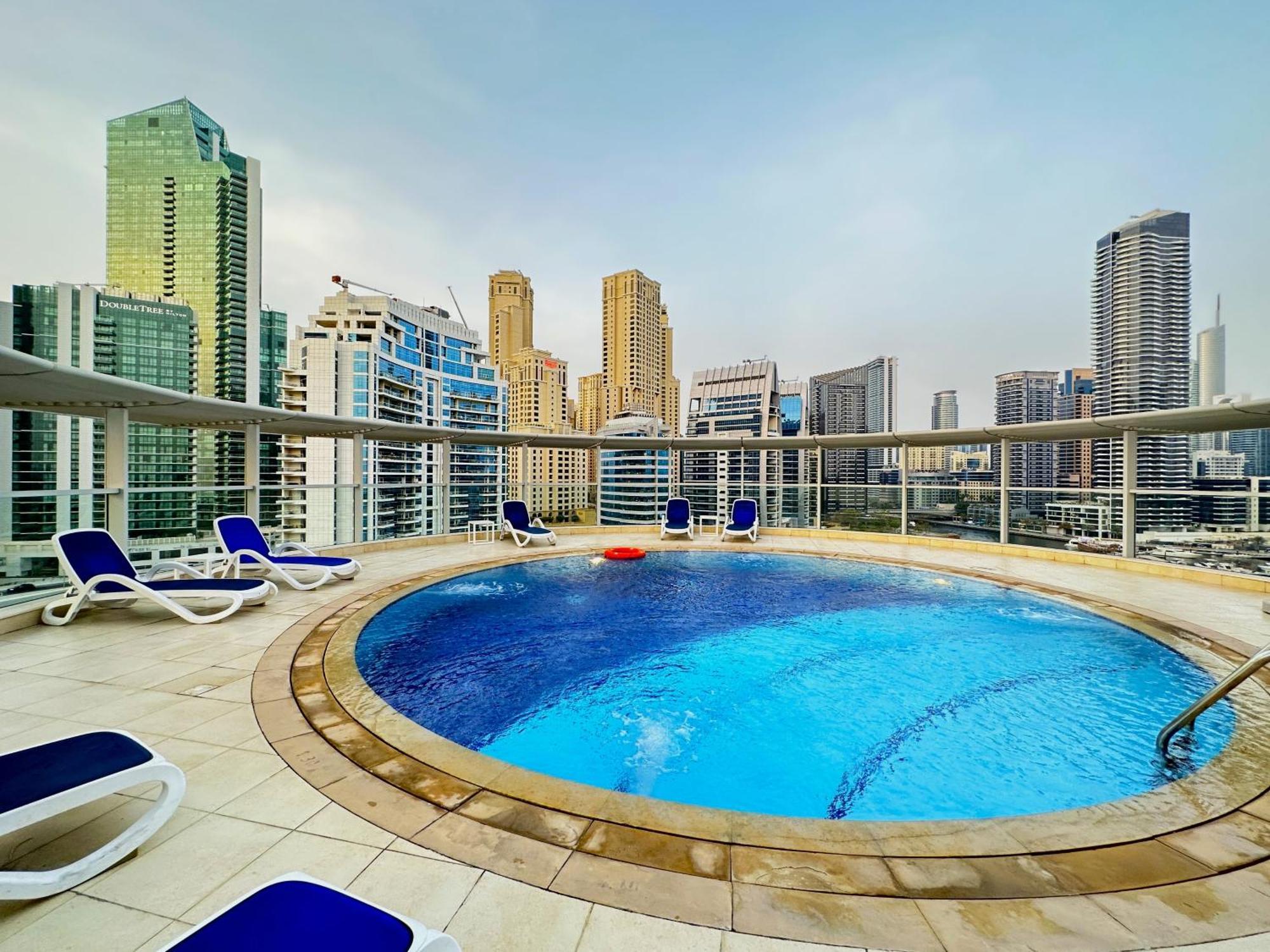 Apartment Amazing Roof Pool In 1 Bhk Flat In Marina *