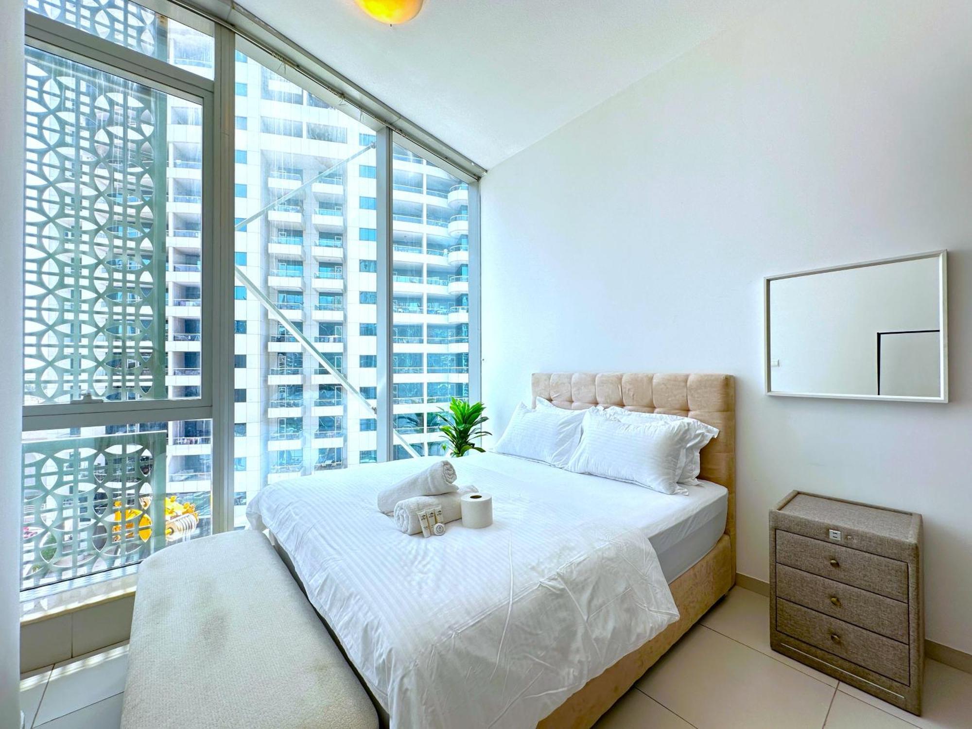 Amazing Roof Pool In 1 Bhk Flat In Marina Apartment *