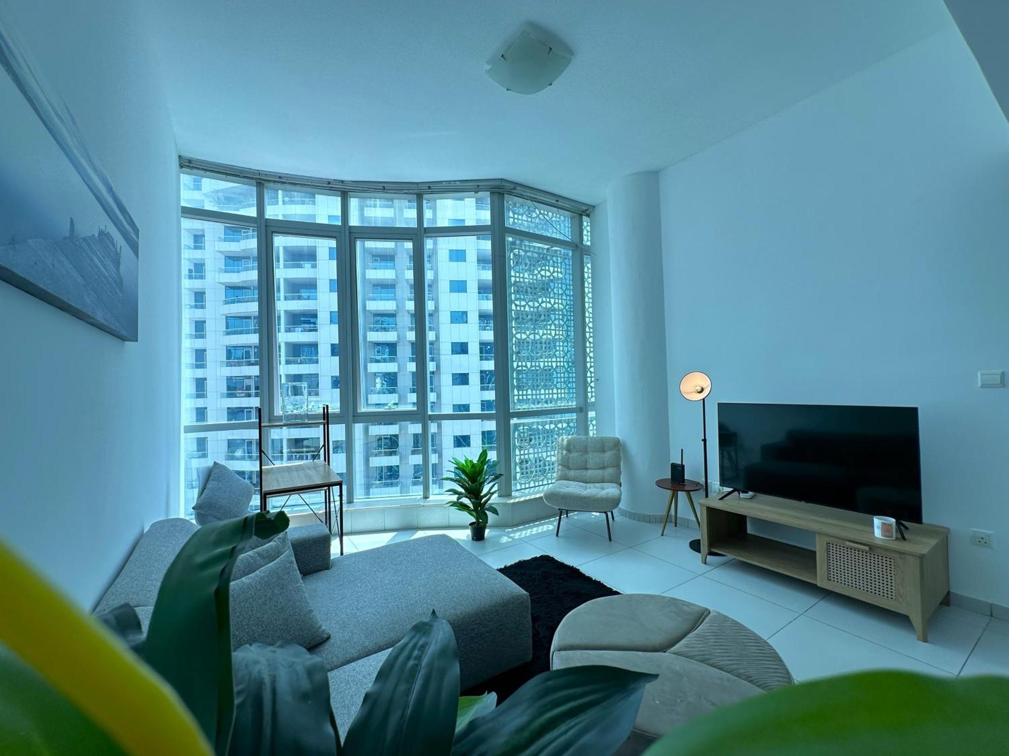 Apartment Amazing Roof Pool In 1 Bhk Flat In Marina *
