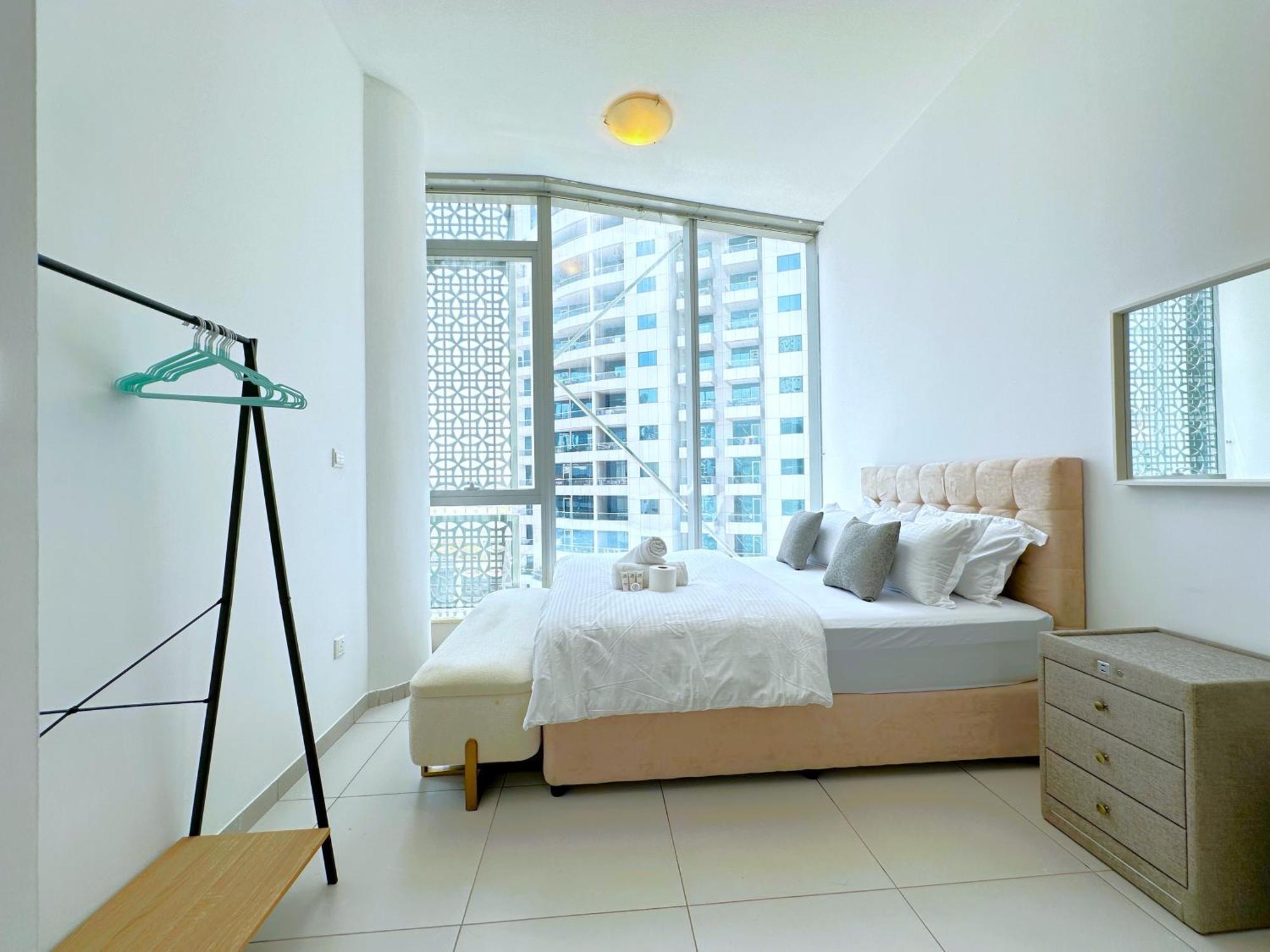 Amazing Roof Pool In 1 Bhk Flat In Marina Apartment *