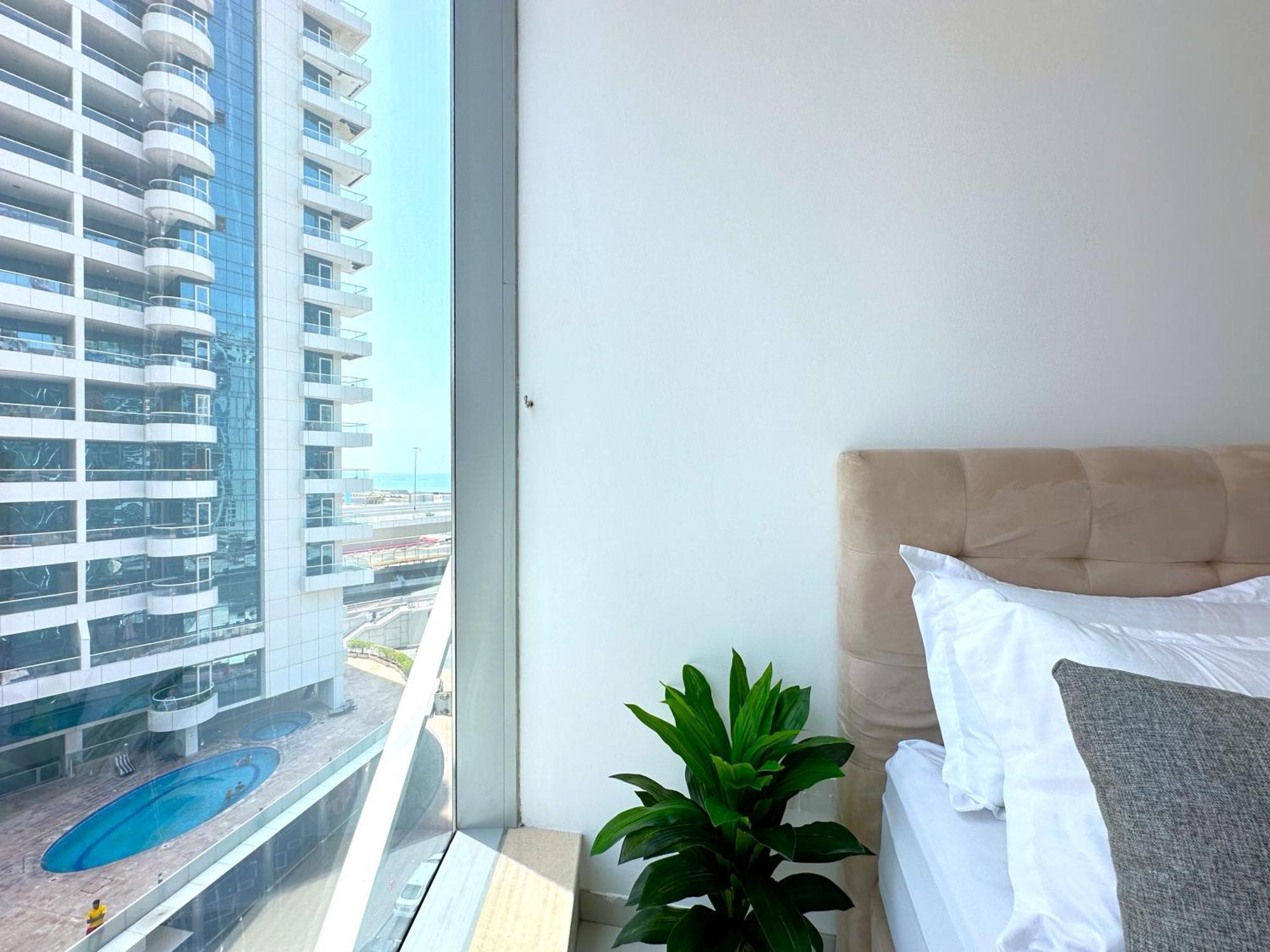 Amazing Roof Pool In 1 Bhk Flat In Marina Apartment