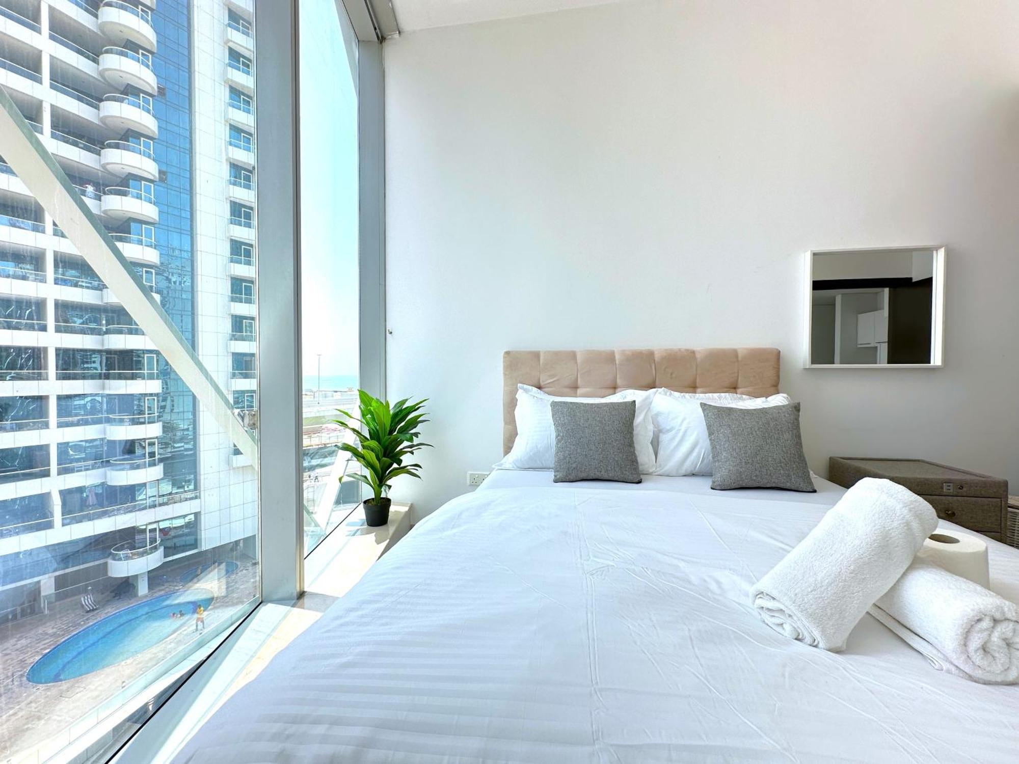 Apartment Amazing Roof Pool In 1 Bhk Flat In Marina *