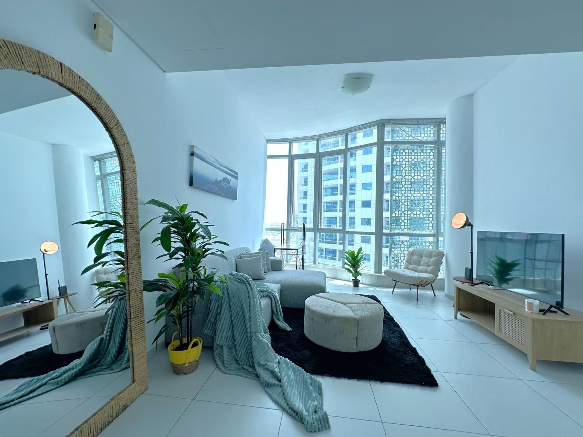 Amazing Roof Pool In 1 Bhk Flat In Marina Apartment *